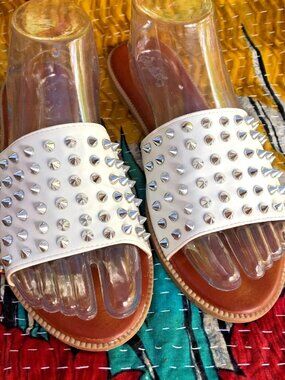 Qupid White Studded Slide Sandals Women's Size 8 Flat Slip-On Silver Spike Rivet